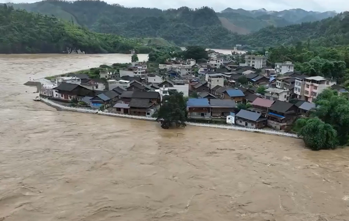 直击贵州榕江新一轮洪峰速度有多快：县城街道7分钟被完全淹没