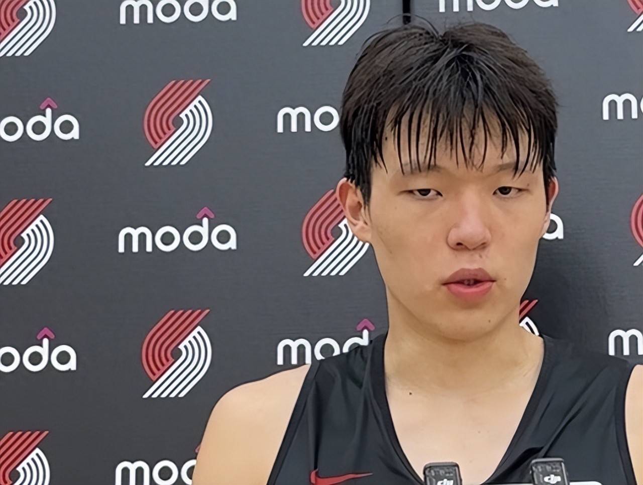 杨瀚森正式亮相开拓者，穿16号战袍
